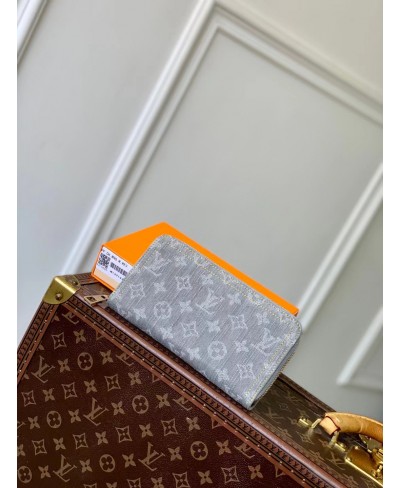 LOUIS VUITTON Zippy Wallet