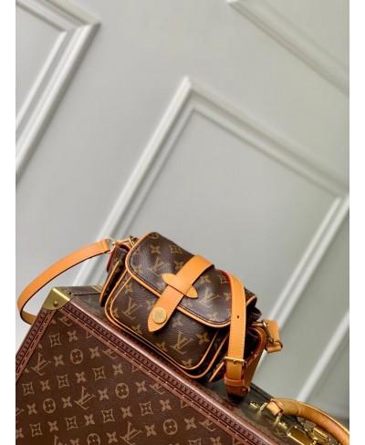LOUIS VUITTON Cargo Wearable Wallet