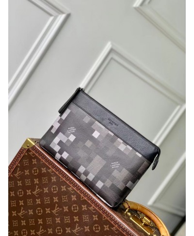 LOUIS VUITTON Pochette Voyage Souple
