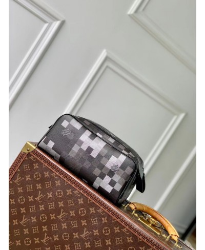LOUIS VUITTON Dopp Kit