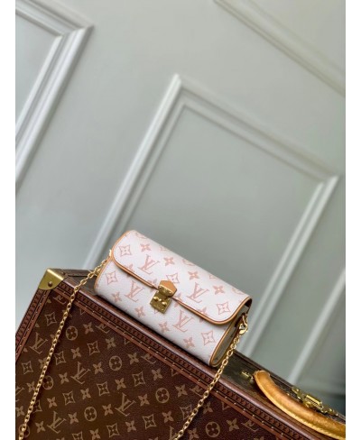 LOUIS VUITTON Pochette Camille