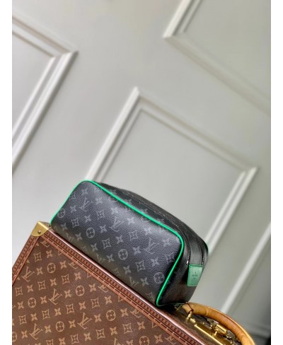 Trousse toilette Dopp Kit LOUIS VUITTON