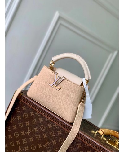 LOUIS VUITTON Capucines BB