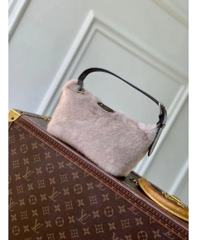 LOUIS VUITTON Pochette Hills
