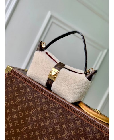 LOUIS VUITTON Pochette Mia