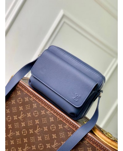 LOUIS VUITTON Boarding Messenger
