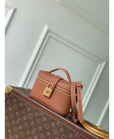 Pochette Vanity Low Key LOUIS VUITTON