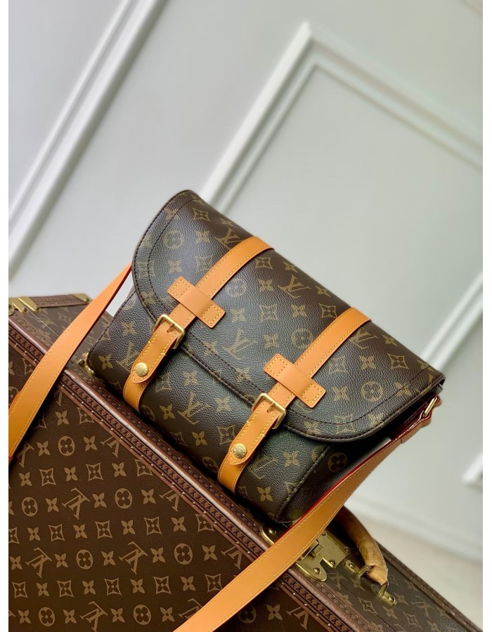 Christopher Messenger LOUIS VUITTON