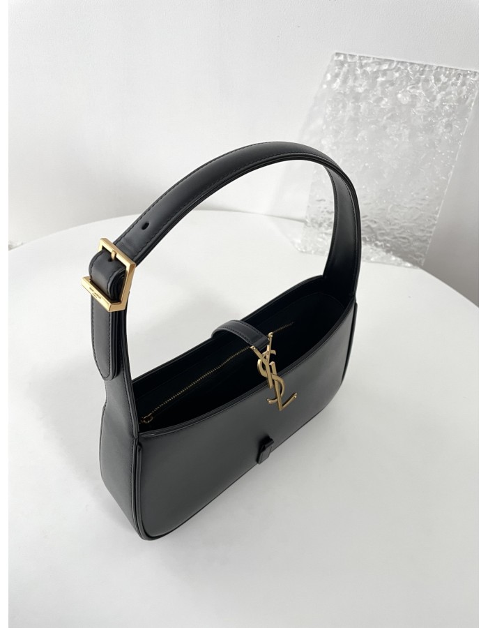LE 5 À 7 SAINT LAURENT