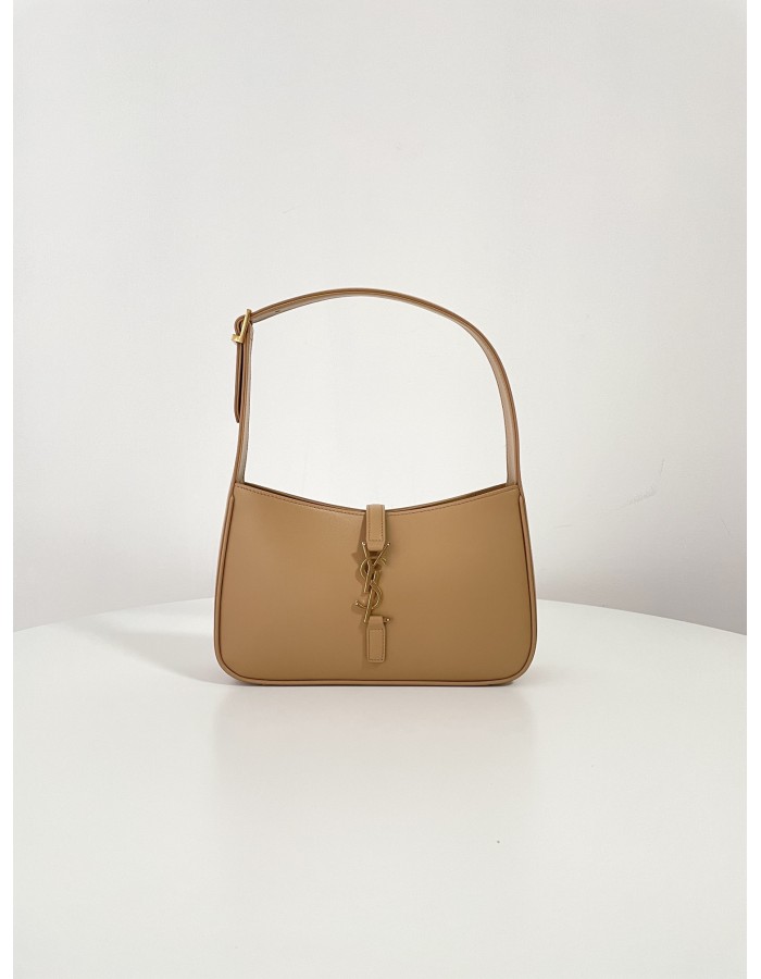 LE 5 À 7 SAINT LAURENT