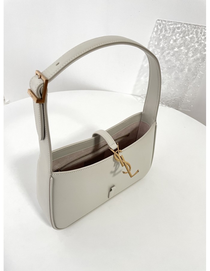 LE 5 À 7 SAINT LAURENT
