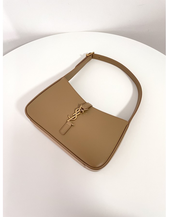 LE 5 À 7 SAINT LAURENT