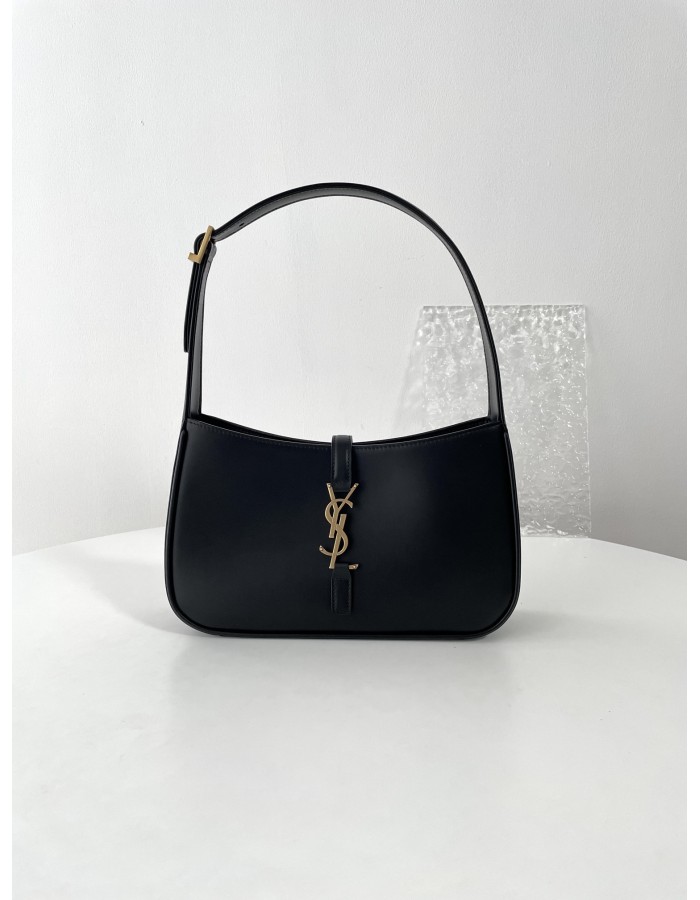 LE 5 À 7 SAINT LAURENT