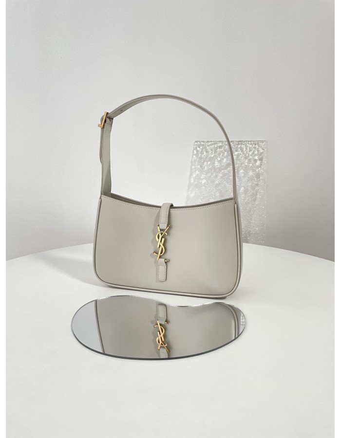 LE 5 À 7 SAINT LAURENT