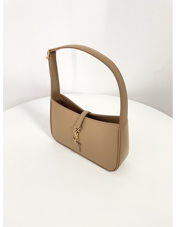 LE 5 À 7 SAINT LAURENT