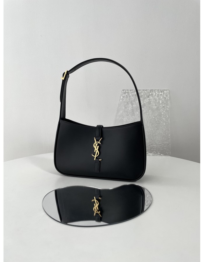 LE 5 À 7 SAINT LAURENT