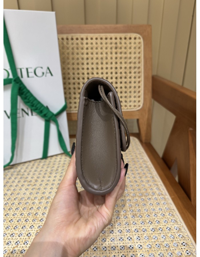 Andiamo Clutch BOTTEGA VENETA