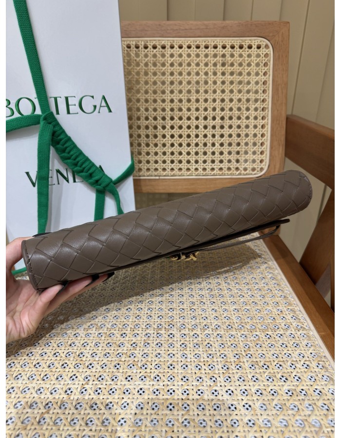 Andiamo Clutch BOTTEGA VENETA