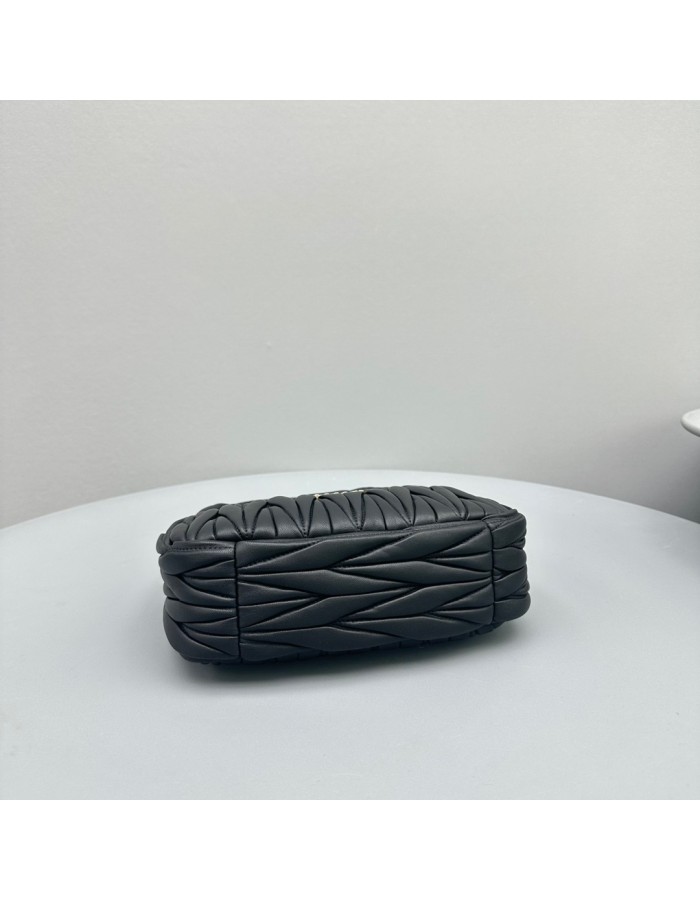 Borsa Wander in nappa matelassé MIUMIU