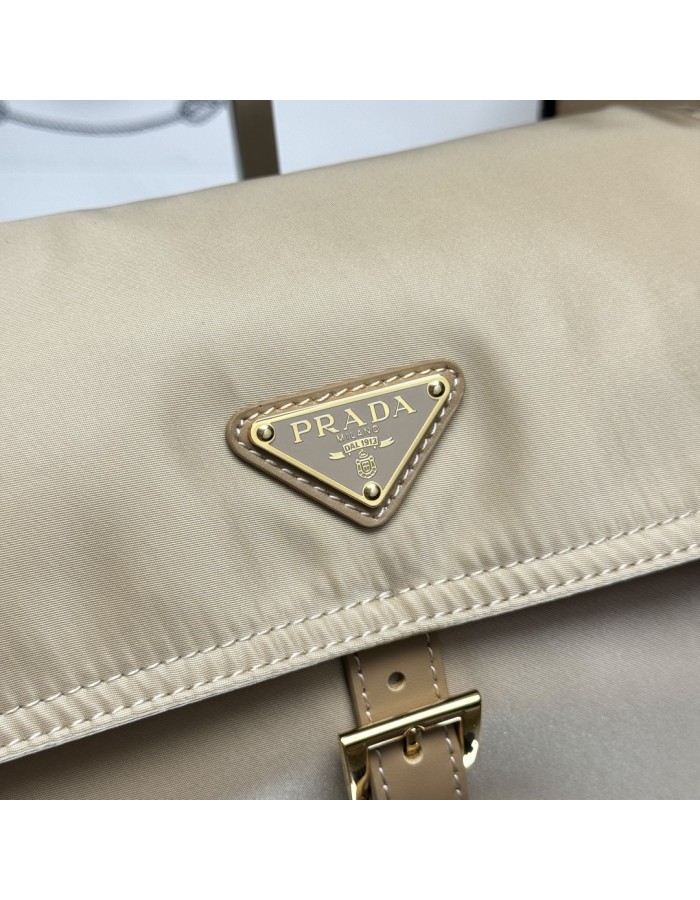 Borsa Prada Explore medium in Re-Nylon con pattina PRADA