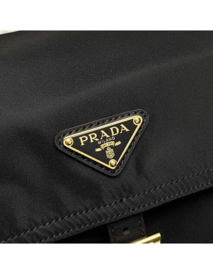 Borsa Prada Explore medium in Re-Nylon con pattina PRADA