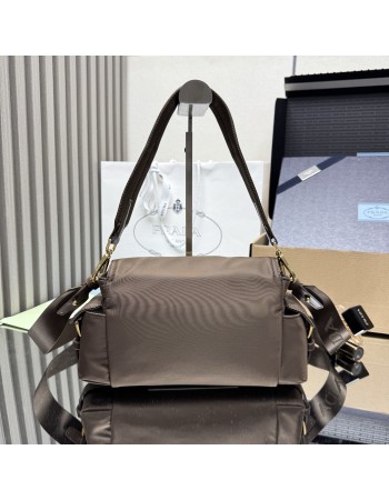 Borsa Prada Explore medium in Re-Nylon con pattina PRADA