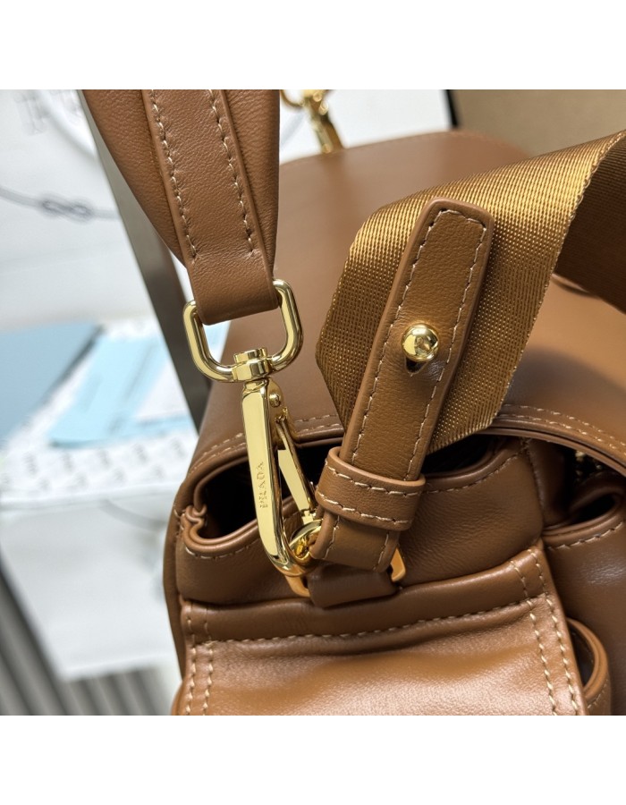 Borsa Prada Explore medium in nappa con pattina PRADA