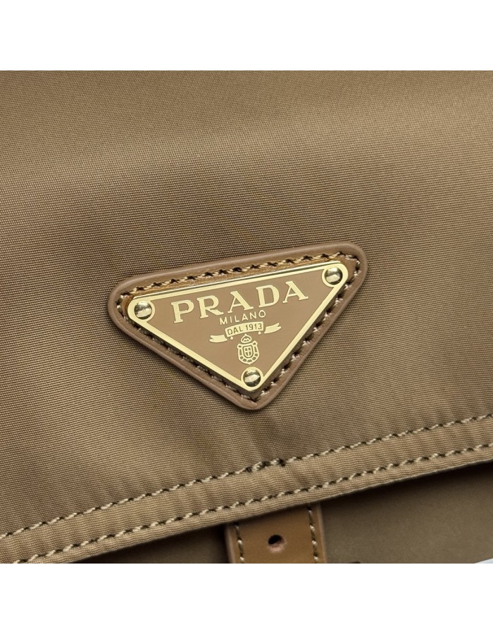 Borsa Prada Explore medium in Re-Nylon con pattina PRADA