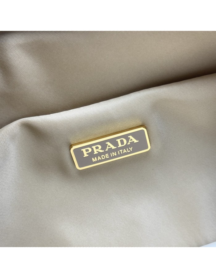 Borsa Prada Explore medium in Re-Nylon con pattina PRADA