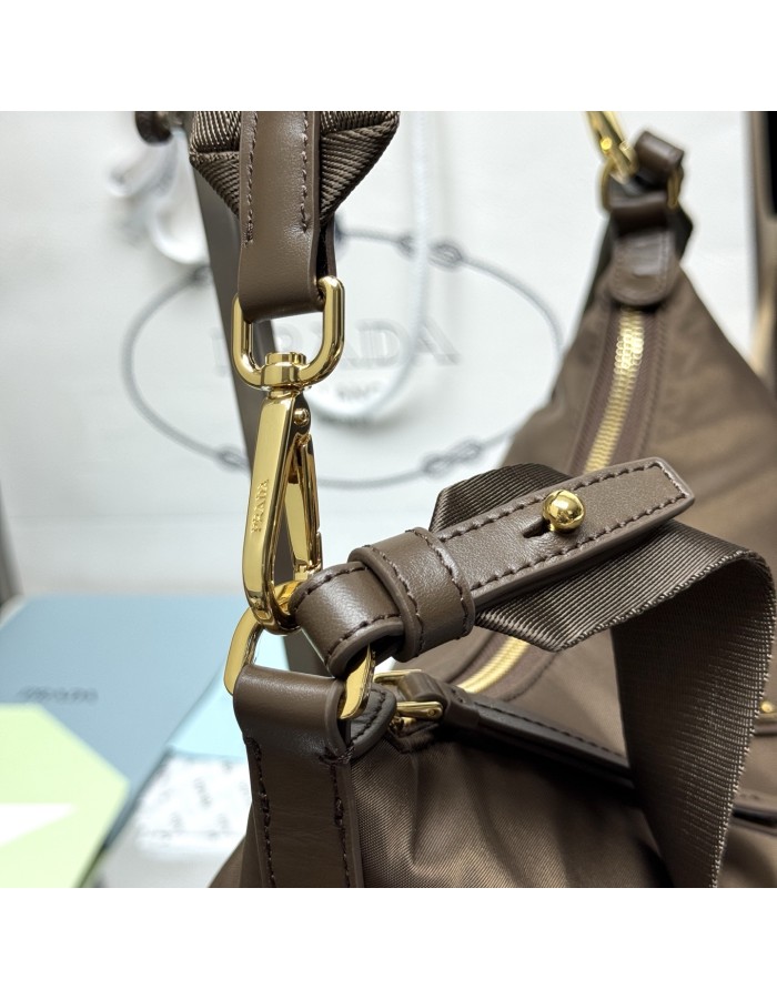 Borsa Prada Explore large in Re-Nylon e pelle PRADA