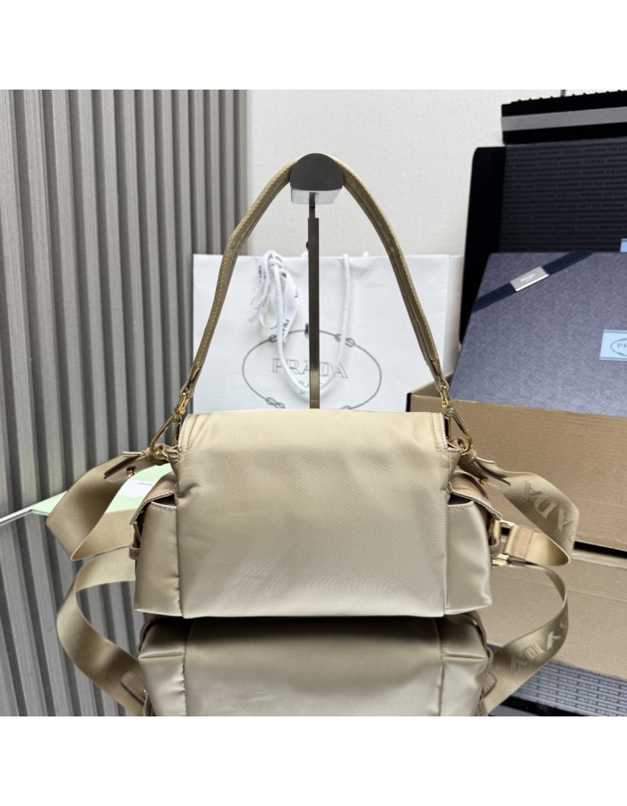 Borsa Prada Explore medium in Re-Nylon con pattina PRADA