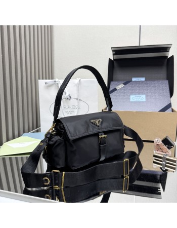 Borsa Prada Explore medium in Re-Nylon con pattina PRADA