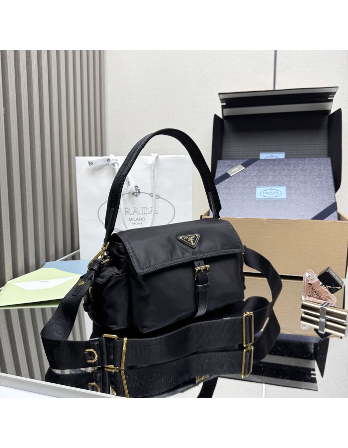Borsa Prada Explore medium in Re-Nylon con pattina PRADA