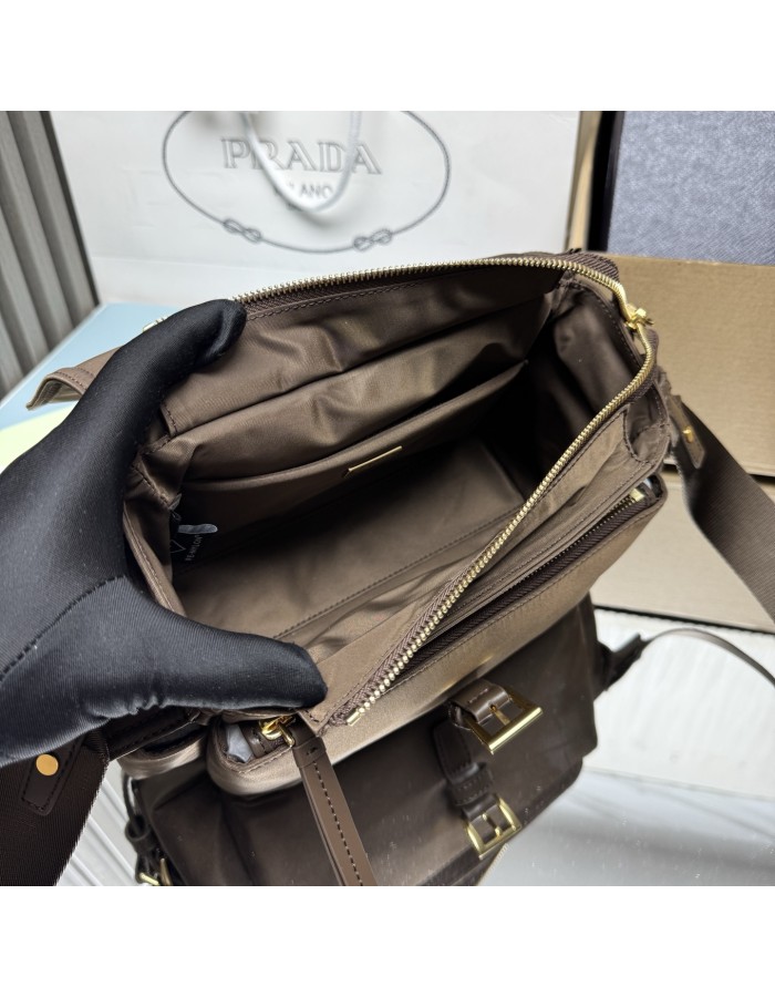 Borsa Prada Explore medium in Re-Nylon con pattina PRADA