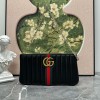 Pouch GG Marmont con cinturino GUCCI