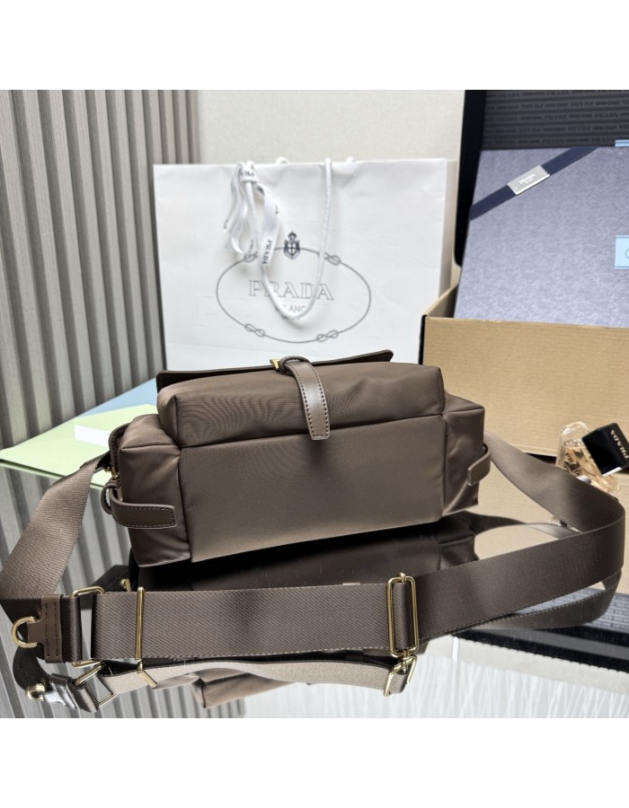 Borsa Prada Explore medium in Re-Nylon con pattina PRADA