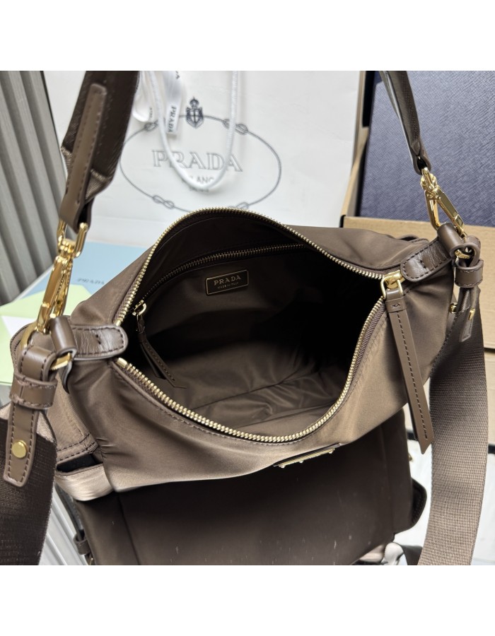 Borsa Prada Explore large in Re-Nylon e pelle PRADA