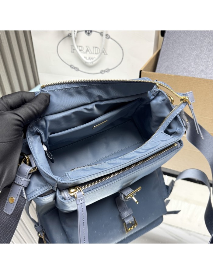 Borsa Prada Explore medium in Re-Nylon con pattina PRADA