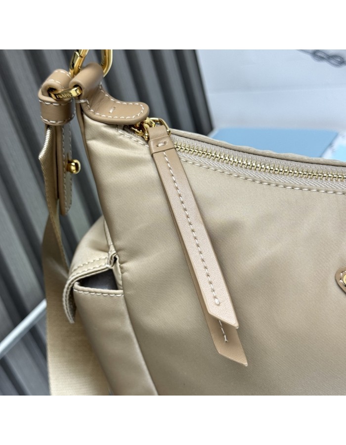 Borsa Prada Explore large in Re-Nylon e pelle PRADA