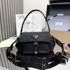 Borsa Prada Explore medium in Re-Nylon con pattina PRADA