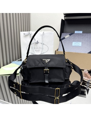 Borsa Prada Explore medium in Re-Nylon con pattina PRADA
