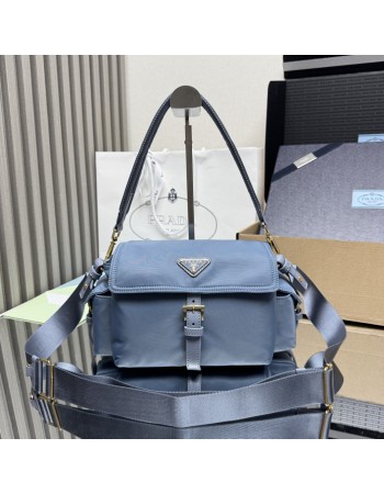Borsa Prada Explore medium in Re-Nylon con pattina PRADA