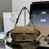 Borsa Prada Explore medium in Re-Nylon con pattina PRADA