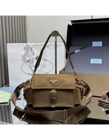 Borsa Prada Explore medium in Re-Nylon con pattina PRADA