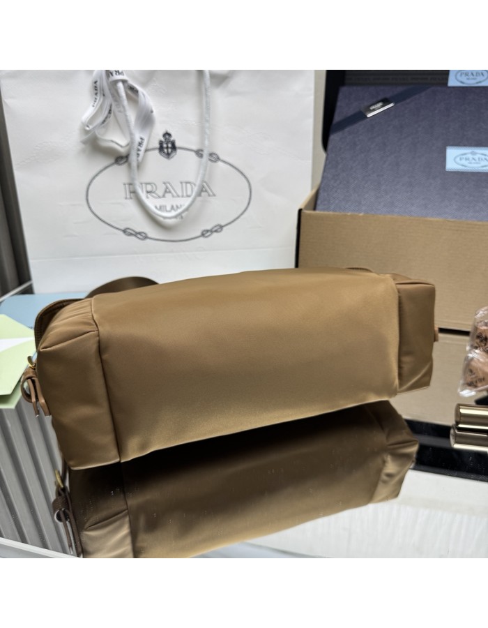 Borsa Prada Explore large in Re-Nylon e pelle PRADA
