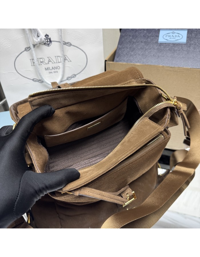 Borsa a spalla Prada Explore medium in pelle scamosciata PRADA