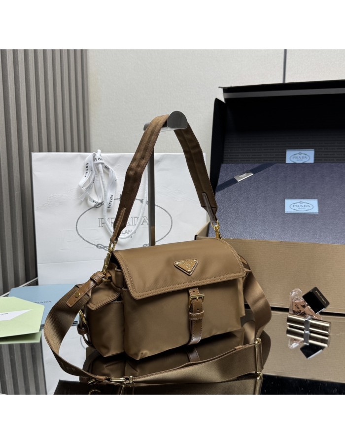 Borsa Prada Explore medium in Re-Nylon con pattina PRADA