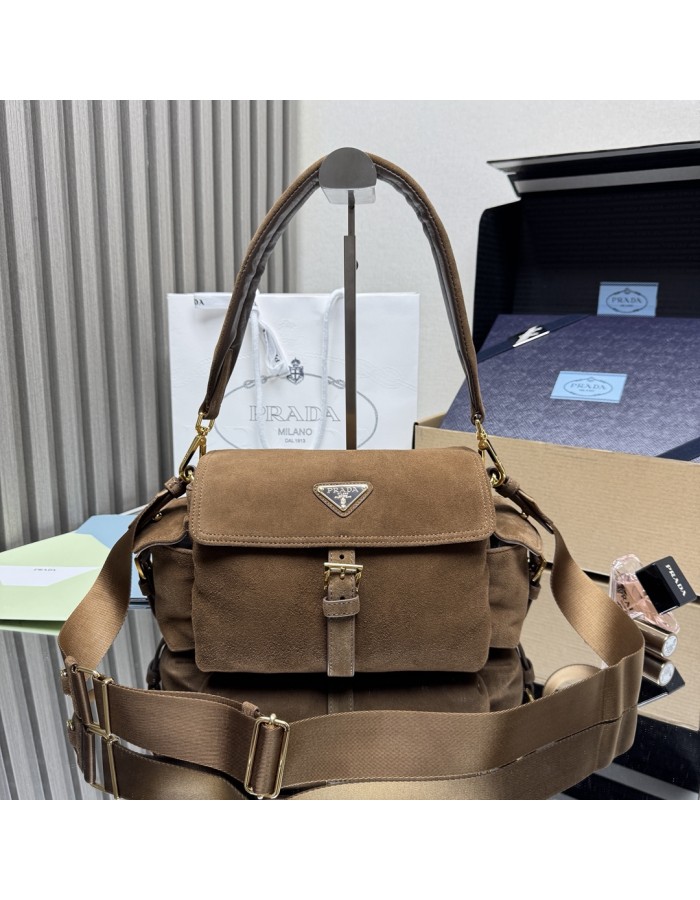 Borsa a spalla Prada Explore medium in pelle scamosciata PRADA