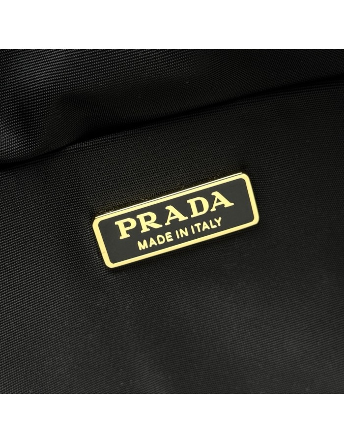 Borsa Prada Explore medium in Re-Nylon con pattina PRADA