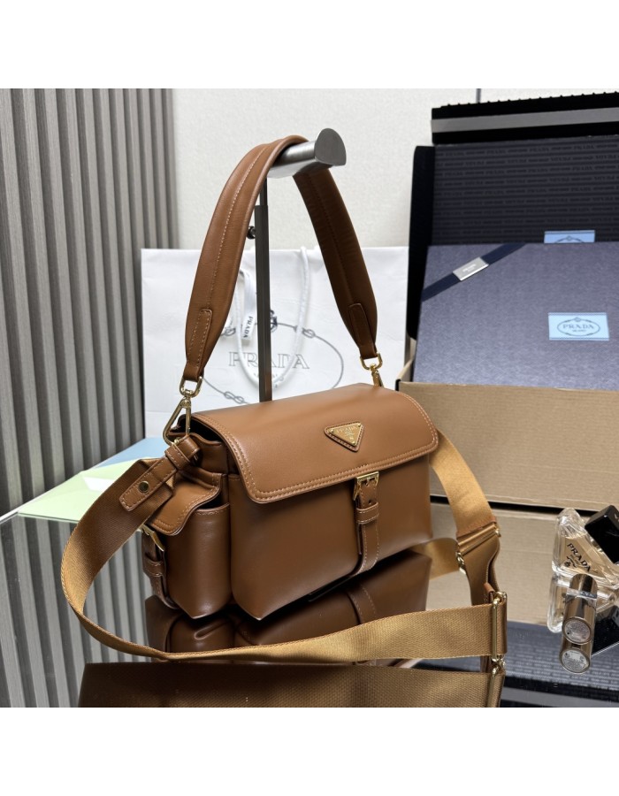 Borsa Prada Explore medium in nappa con pattina PRADA